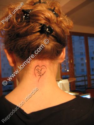 tattoo d'un ohm tribalisé
